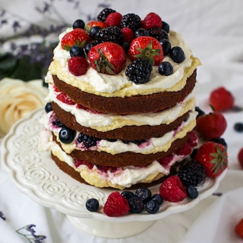 Pastel decorado con frutas