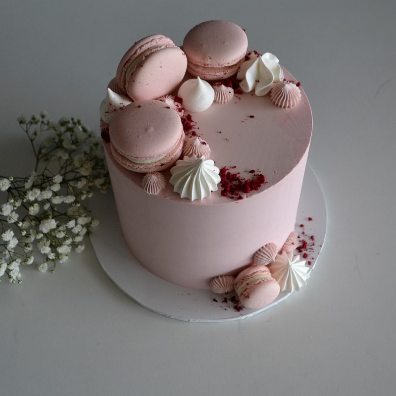 Pastel decorado con Macarrones